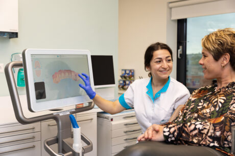 Orthodontie-assistent met patiënt - TopOrtho Rotterdam